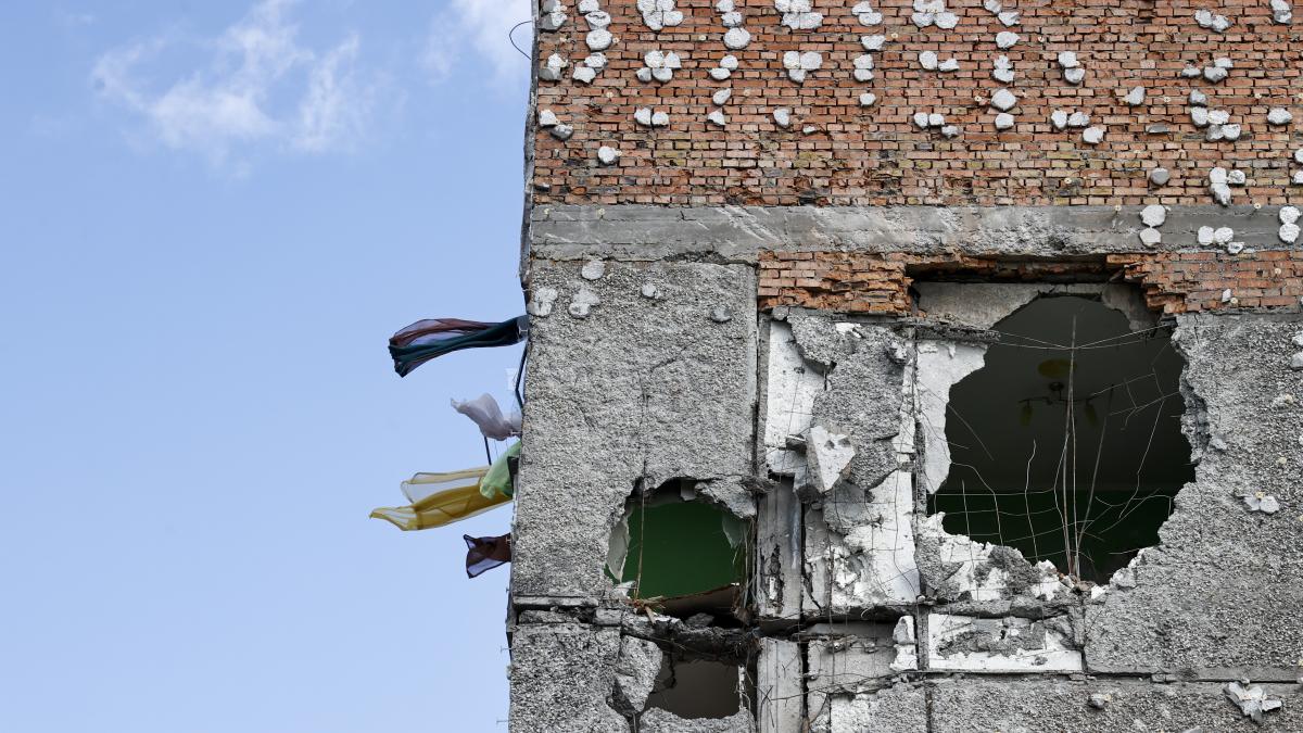Damaged building in Ukraine