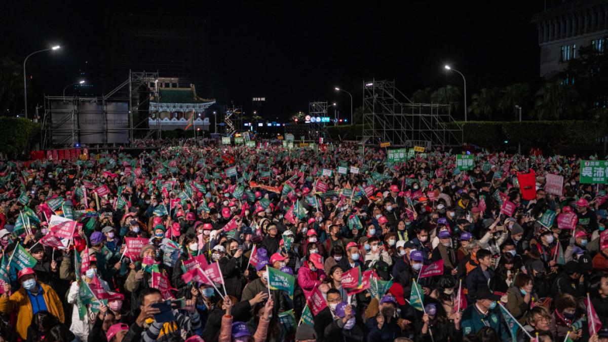 Supporters of the DPP are waving flags and banners at Ketagalan Boulevard during a campaign rally for the Democratic Progressive Party in Taiwan