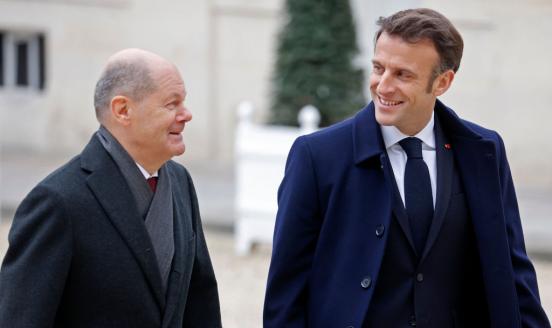 French President Emmanuel Macron (R) welcomes German Chancellor Olaf Scholz (L)